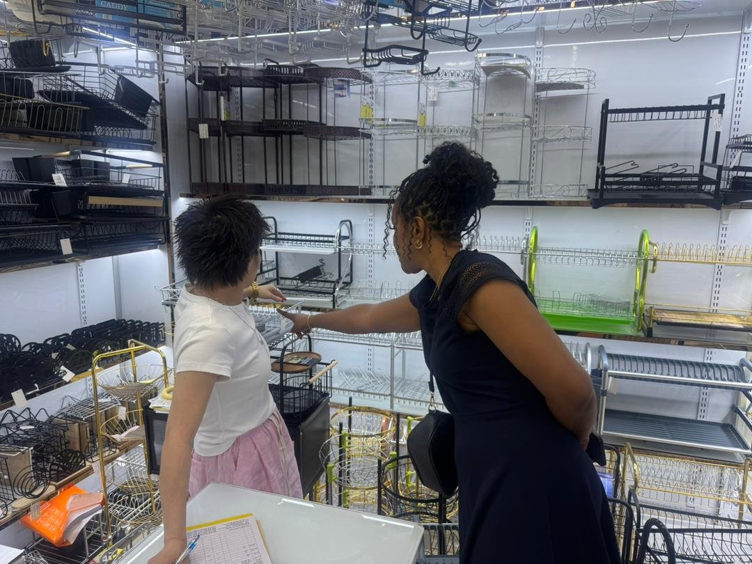 LumoZone client at Yiwu Market inspecting kitchen organisers